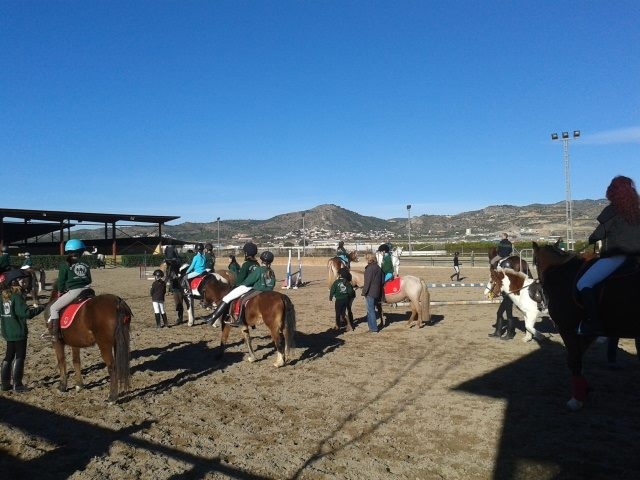 ninos regresando con sus ponis a la cuadra.jpg